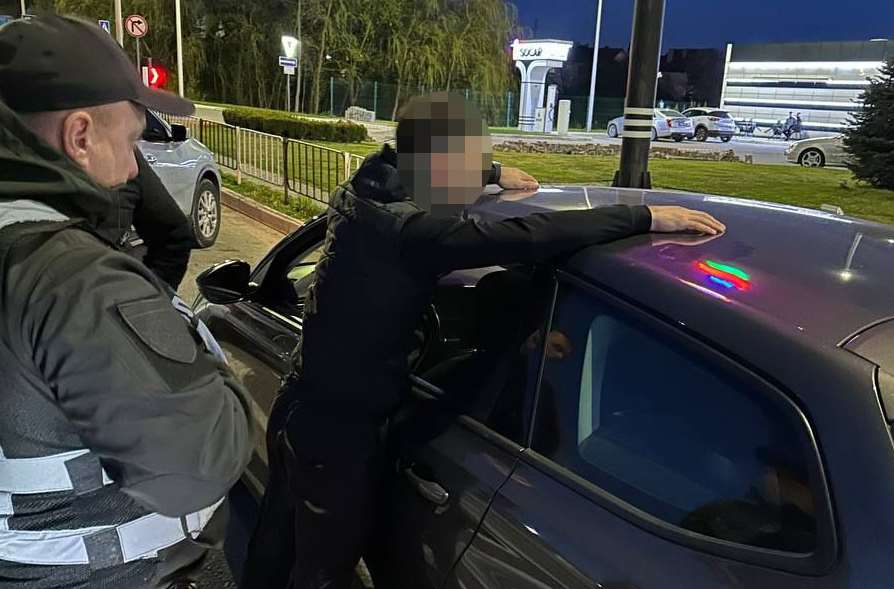 У Львові поліцейські взяли під варту підозрюваного у незаконному заволодінні позашляховиком «BMW Х5»