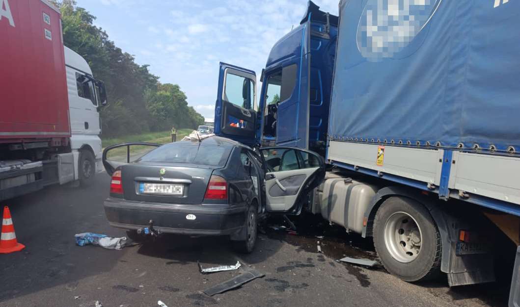 У Львівському районі внаслідок зіткнення з вантажівкою загинув водій легковика