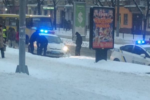 Prius львівських поліцейських застряг у заметі (фото)