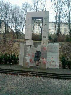 Во Львове вандалы поиздевались над памятником расстрелянным польским профессорам
