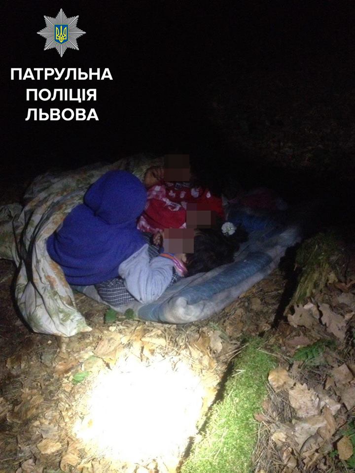 У лісі біля Брюховичей патрульні знайшли дітей (фото)