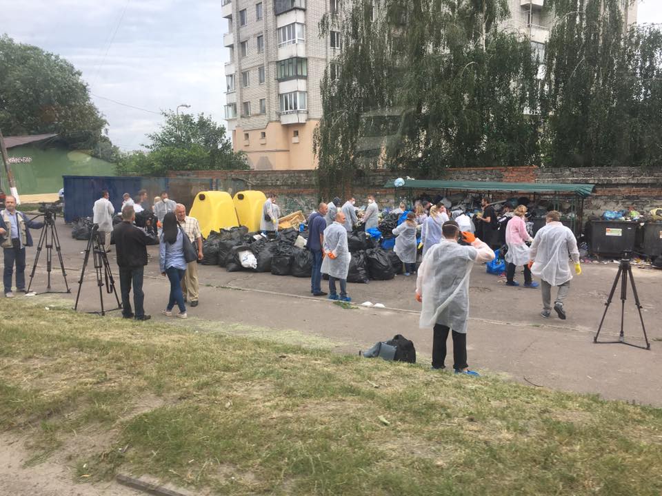 Жители улицы Варшавской вышли на сортировку мусора