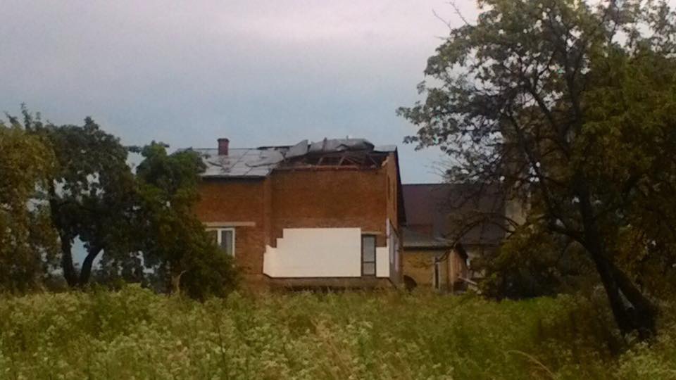 На Львовщине буря сорвала крышу с дома (фото)