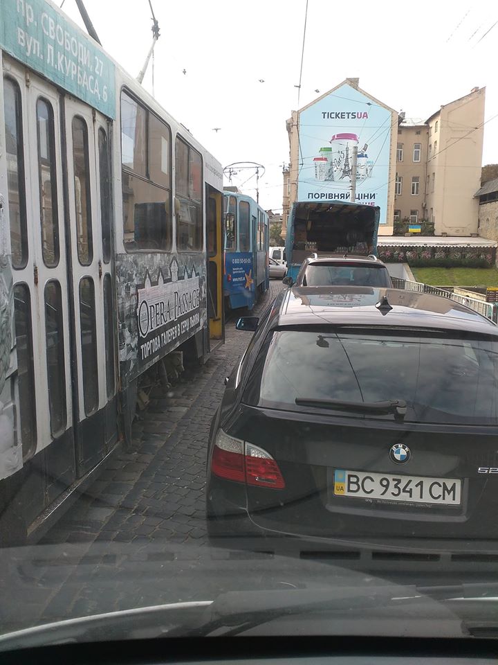 На площі Митній стоять трамваї (фото)