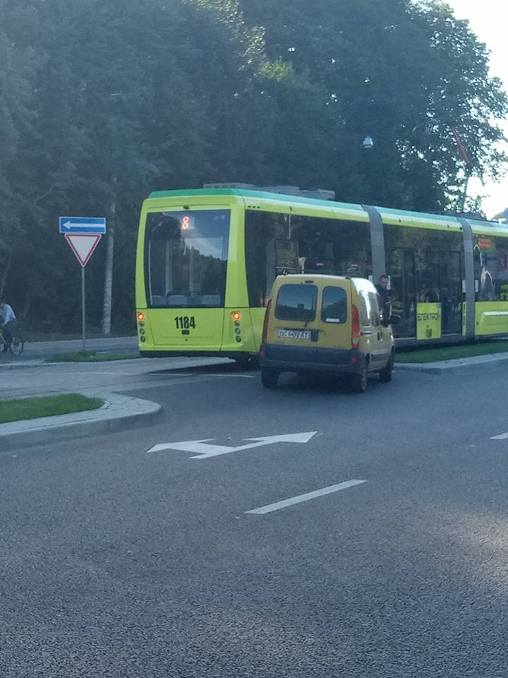 На проспекті Червоної Калини машина зіткнулася з трамваєм (фото)