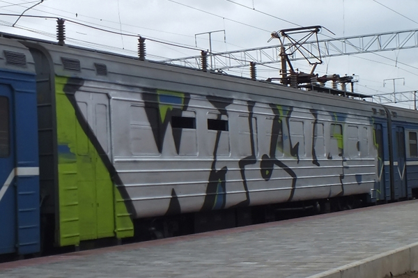На Львівській залізниці невідомі розфарбували 36 вагонів