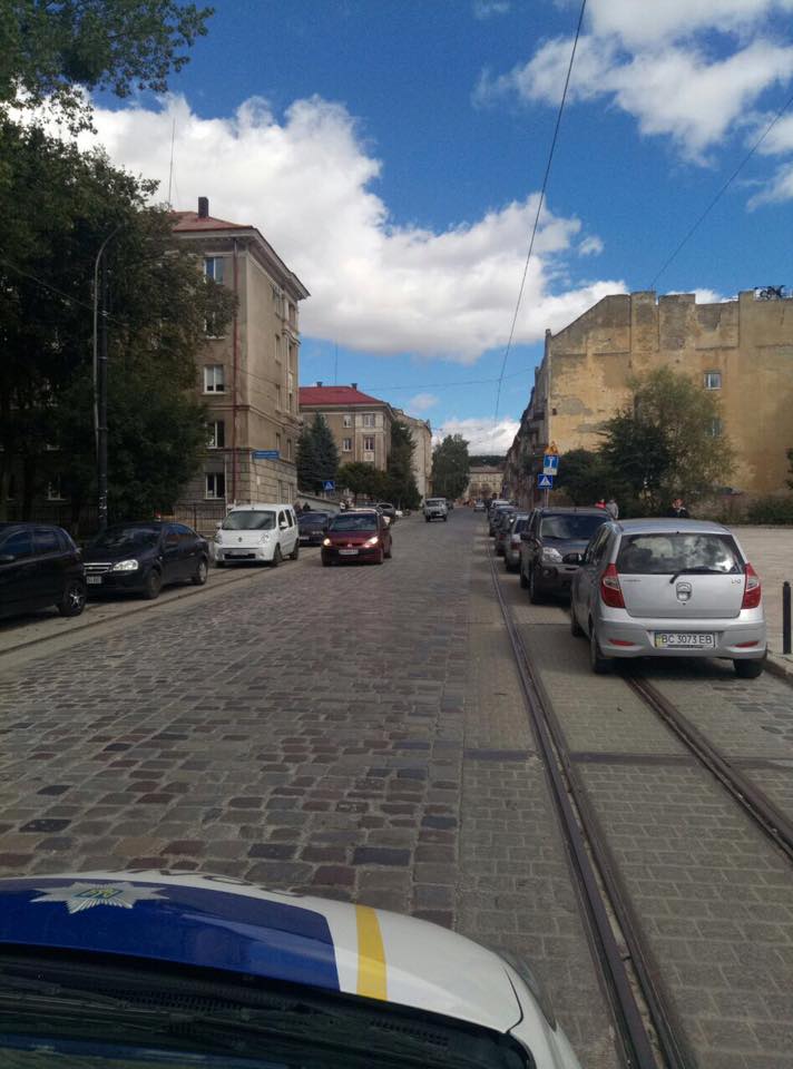 На Мечнікова після ремонту не можуть відкрити трамвайні колії через припарковані авто
