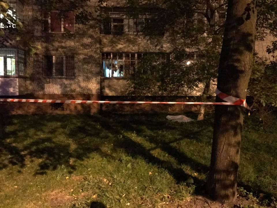 У Львові з вікна випала дівчина
