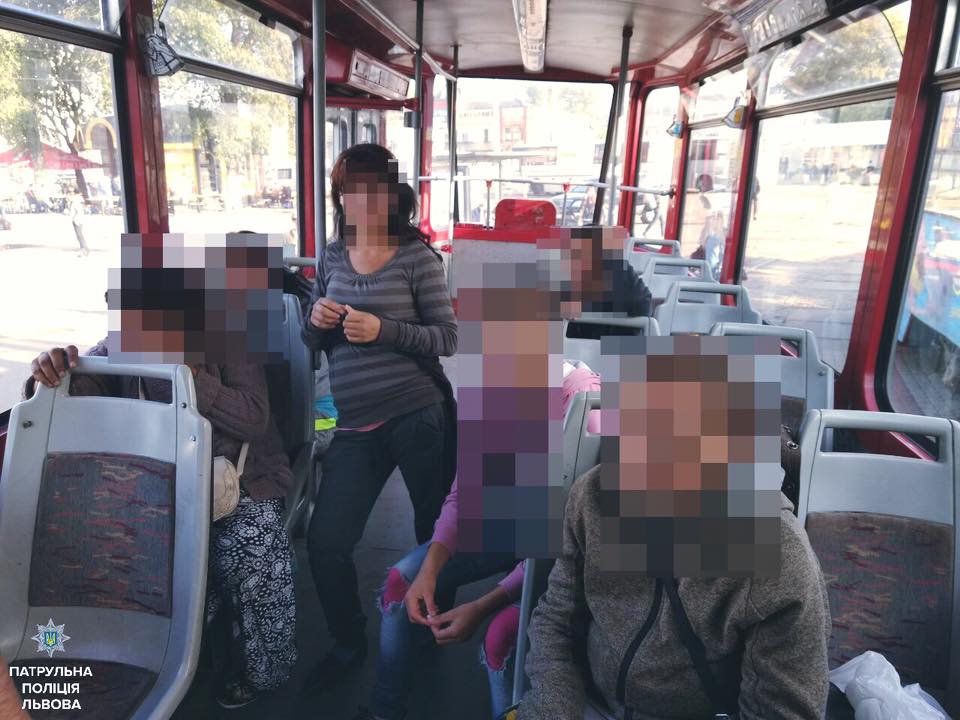 У львівському трамваї затримали жінок-карманниць (фото)