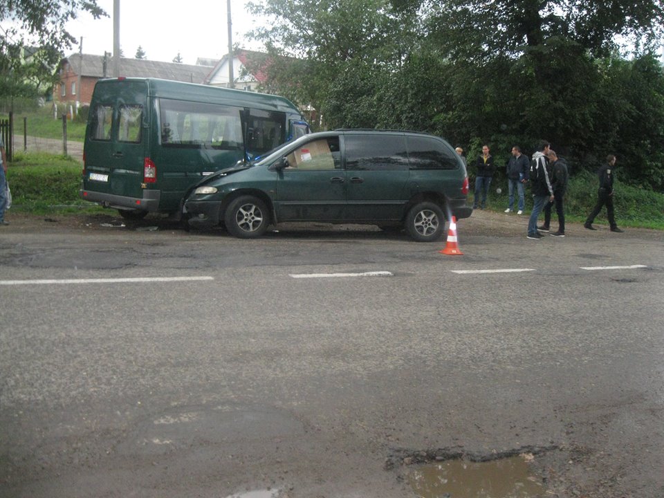 На Львовщине микроавтобус перевернулся на пешехода