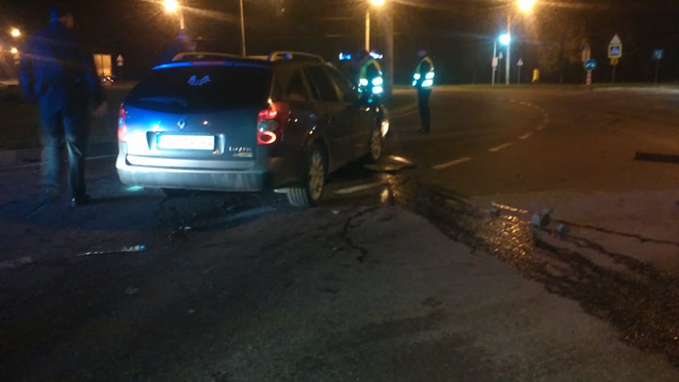 На улице Кульпарковской автомобиль въехал в клумбу (фото)