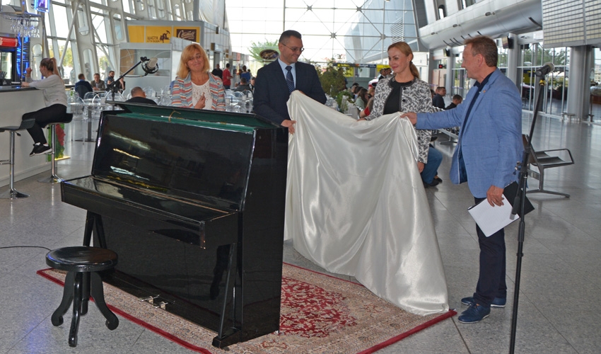 Во львовском аэропорту установили пианино (фото)