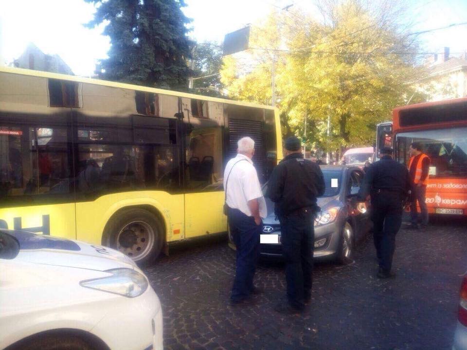 Во Львове автобус попал в ДТП (фото)