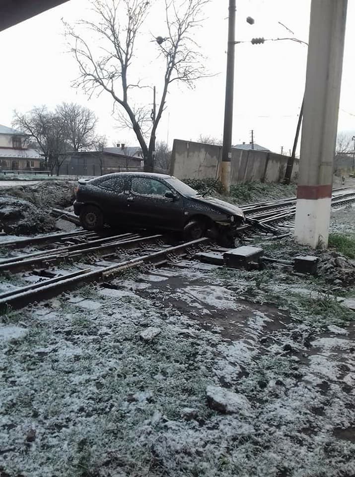 На Львівщині автівка вилетіла на залізничну колію (фото)