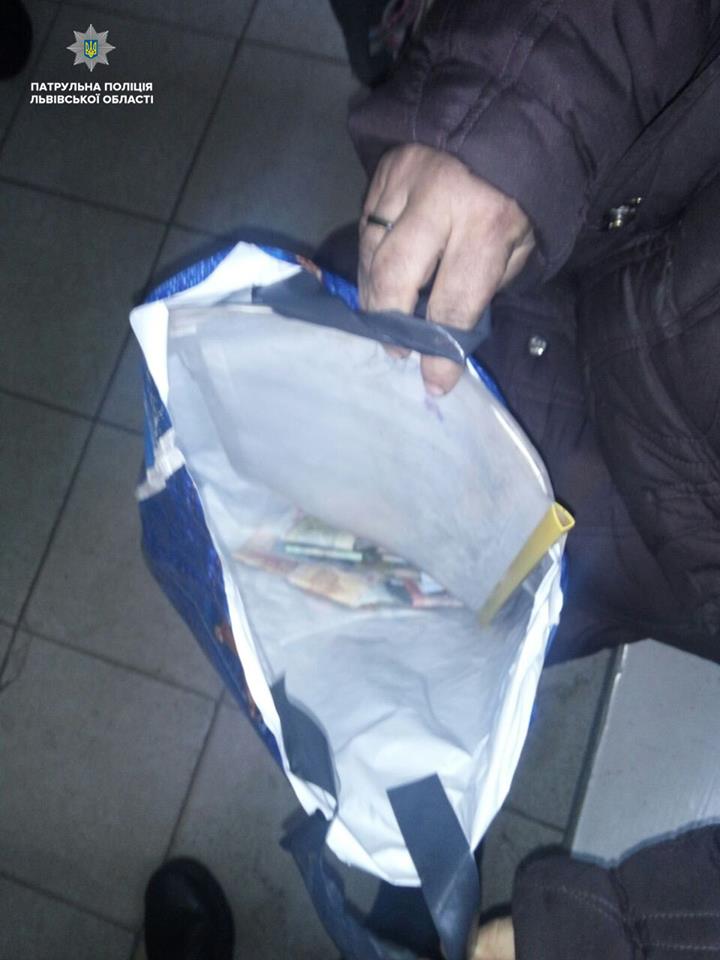 У Львові жінка з хворою дитиною просила гроші у перехожих