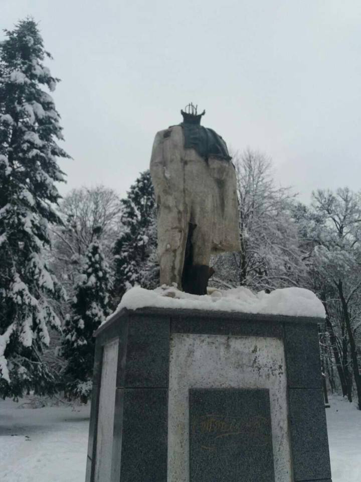 Пам'ятнику Шевченкові відбили голову (фото)