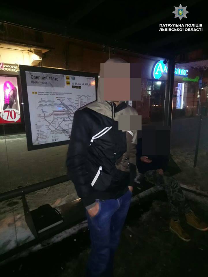 У тролейбусі затримали п'яного юнака з пістолетом (фото)