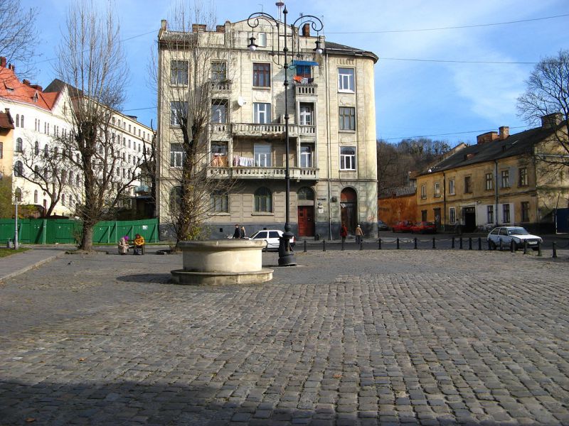 В центре Львова обустроят паркинг