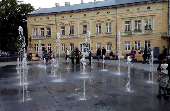 Львовскую площадь освободят от аттракционов