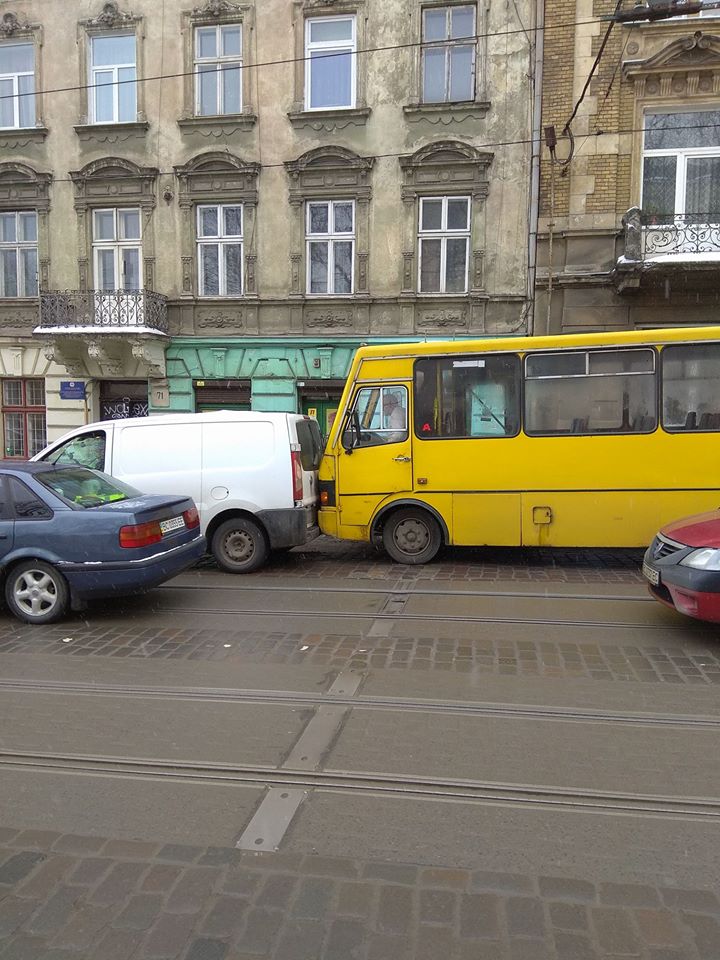У Львові маршрутка потрапила в аварію (фото)
