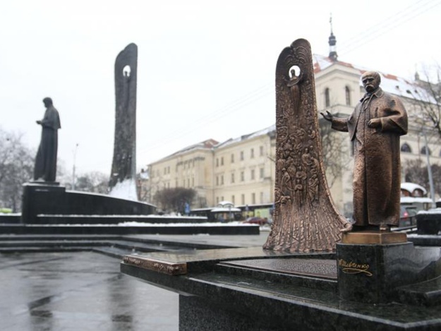У Львові вандали пошкодили пам’ятник (відео)