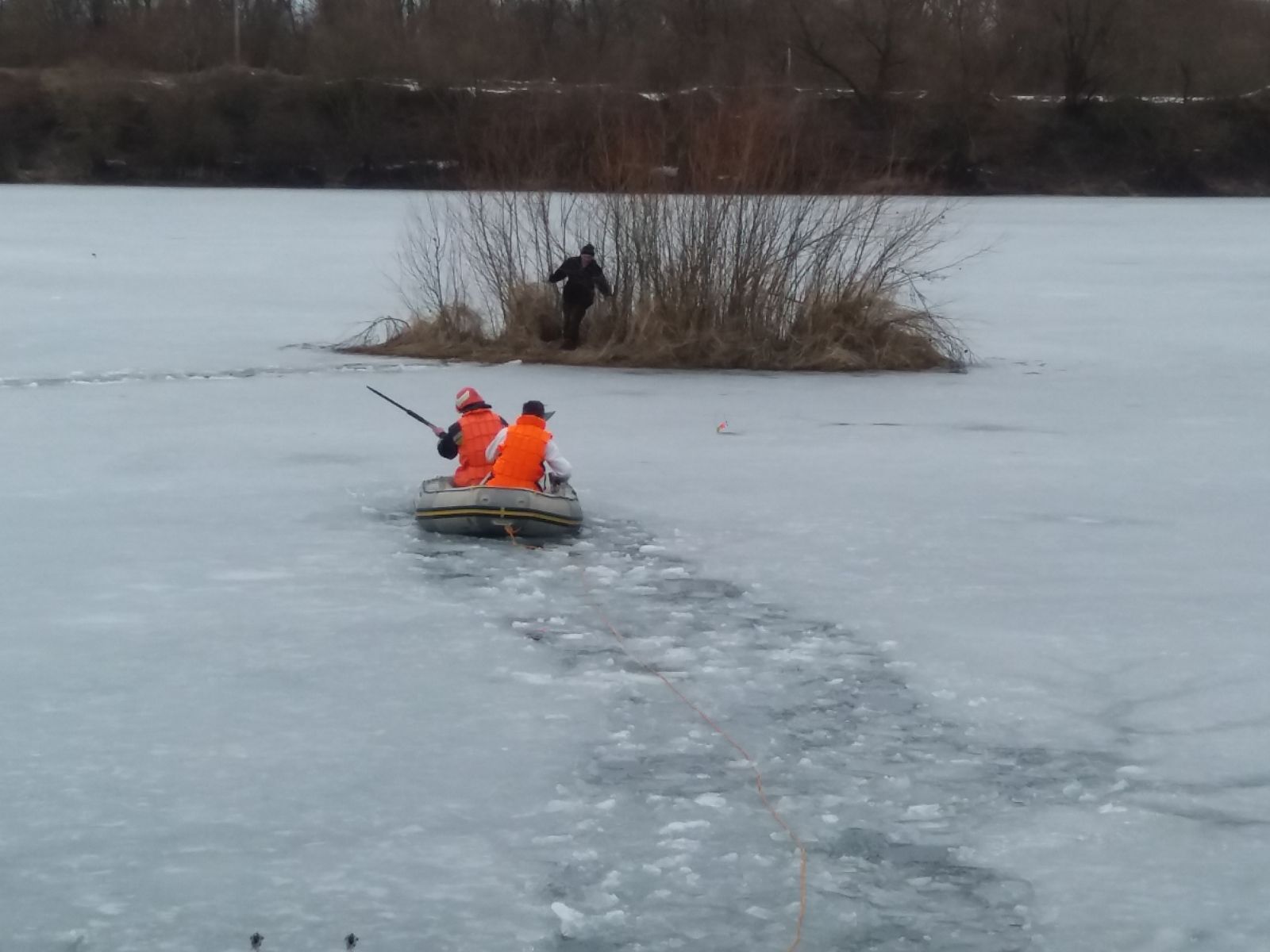 На Львовщине рыбак провалился под лед (фото)