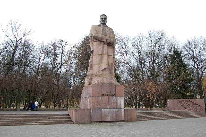 Во Львове решили почистить памятник Франко