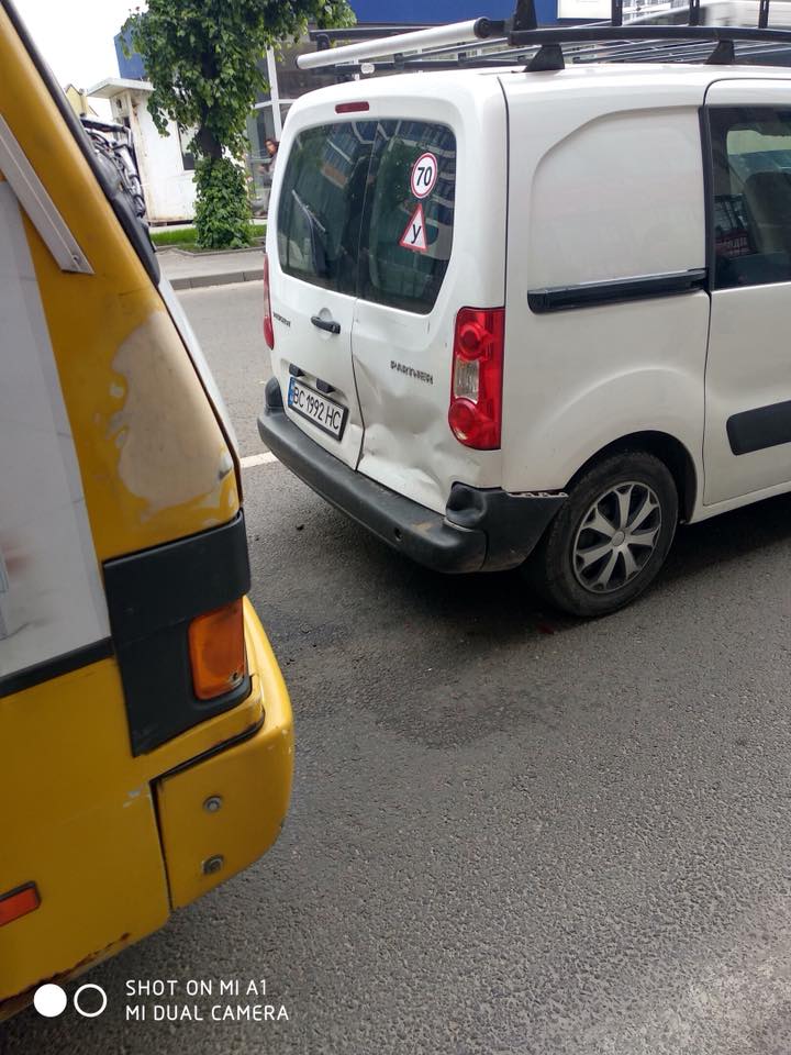 Во Львове автобус попал в ДТП