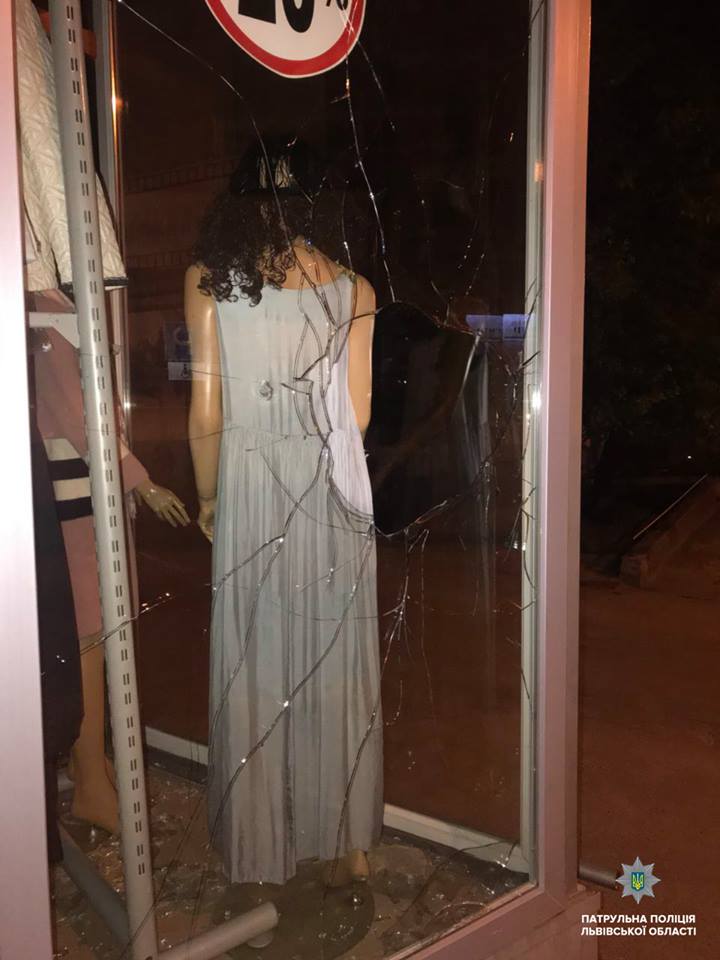 Во Львове в магазине одежды разбили витрину 