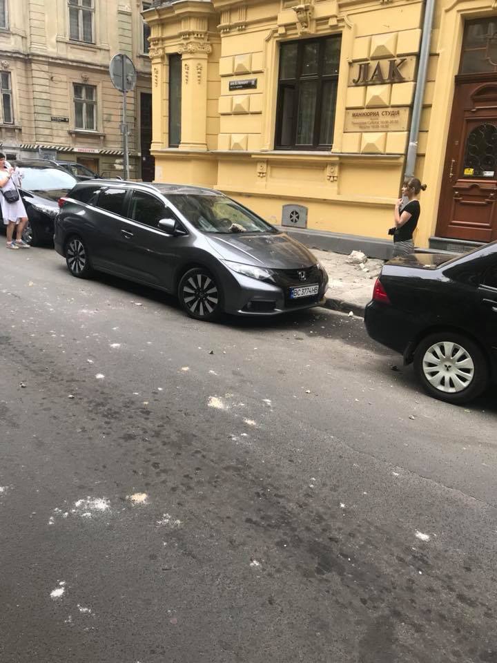 На вулиці в історичному центрі Львова з будинку обвалюється штукатурка