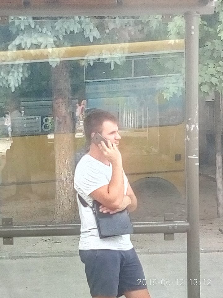 У Львові хлопець допоміг дівчинці, якій на зупинці стало зле 