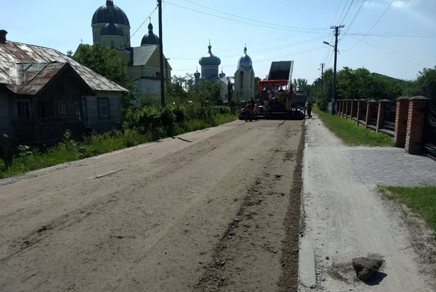 В Каменка-Бугском районе ремонтируют дороги