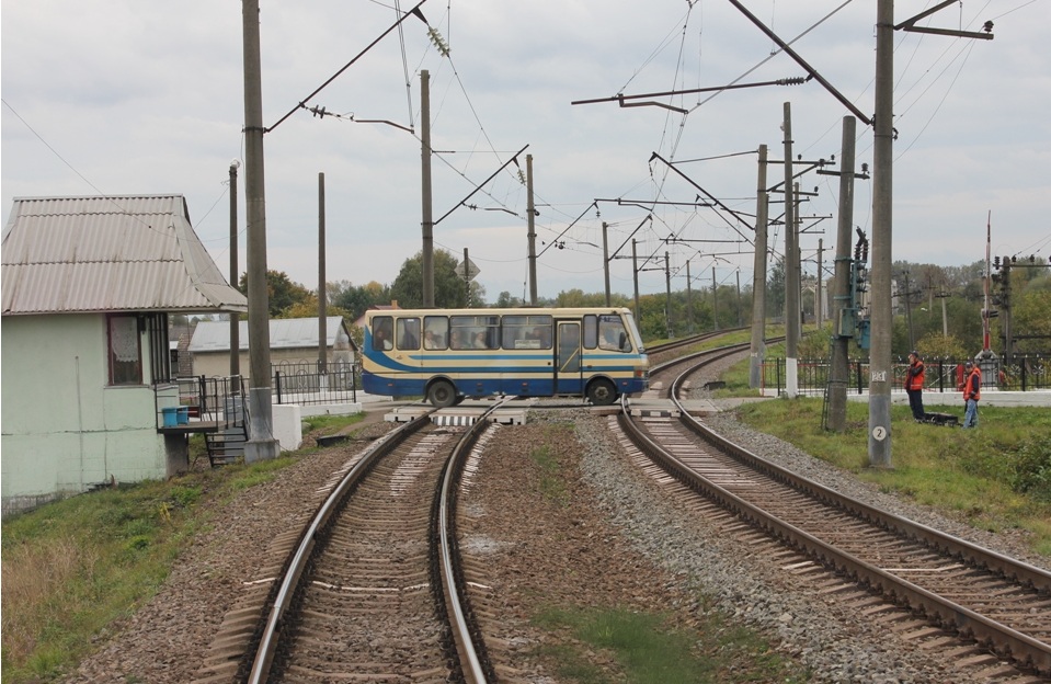 На переїздах Львівської залізниці трапилося 10 ДТП