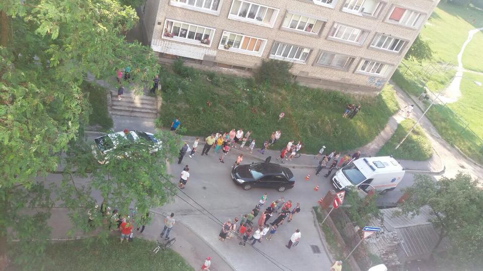У львівському дворі автомобіль збив 10-річного хлопчика