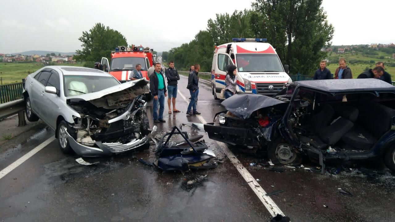 В ДТП поблизу Львова рятувальники вирізали потерпілих з автівки (фото)