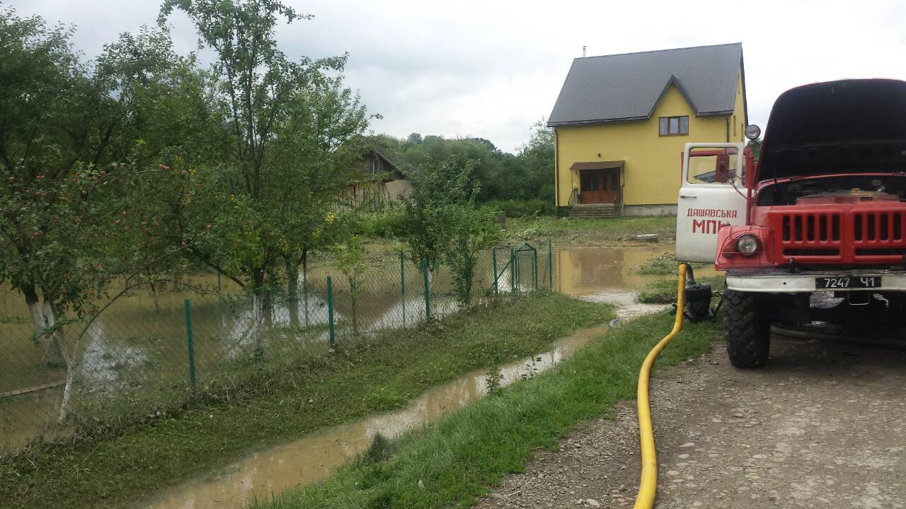 Дощі на Львівщині затопили будинки