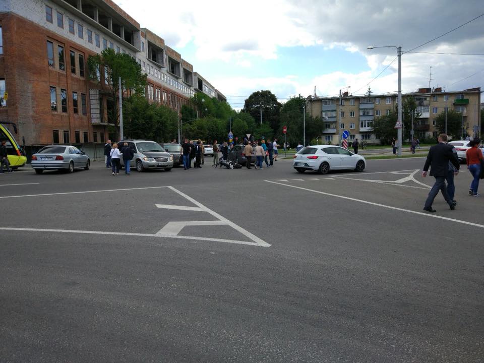 Аварія у Львові: рух трамваїв заблоковано (фото)