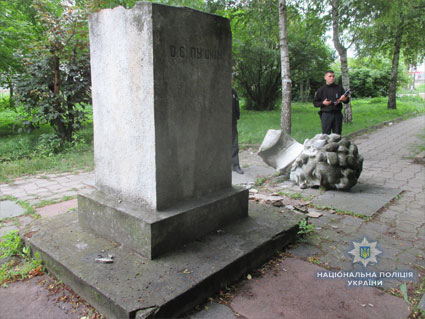 Поліція назвала винуватця руйнування пам'ятника Пушкіну (фото)