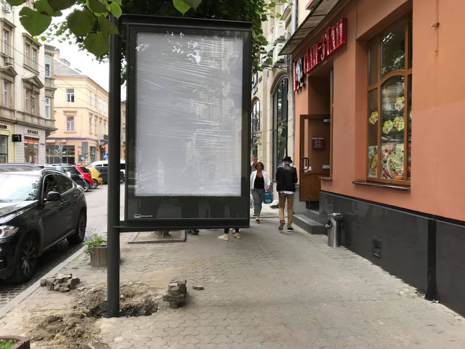 Львів'яни скаржаться на неможливість пройти тротуаром (фото)
