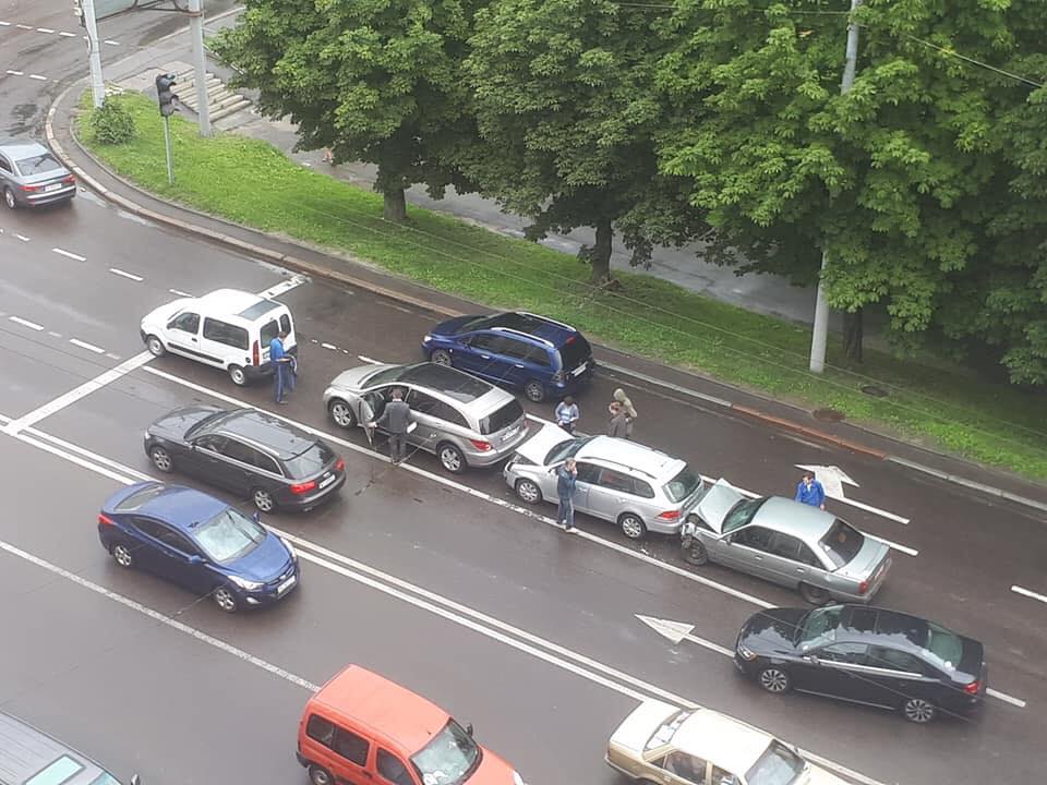 Во Львове столкнулись сразу четыре машины (фото)