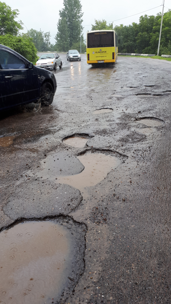 Львів'яни просять відремонтувати дорогу поблизу "Галицького перехрестя"