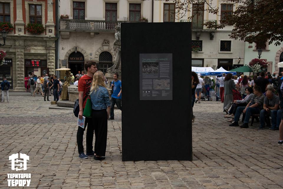 На вулицях Львова з’явилися чорні куби