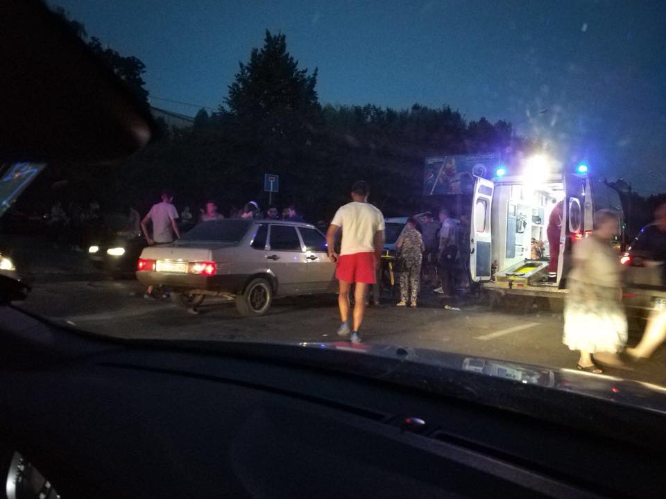 Во Львове 19-летний водитель сбил семью с ребенком