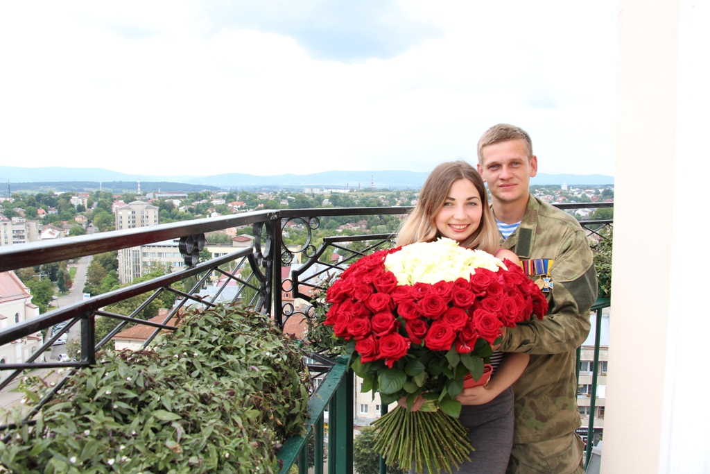 На Львівщині кіборг освідчився коханій на вежі Ратуші (фото)