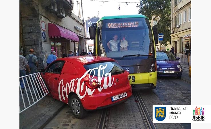 У Львові трамвай потрапив у ДТП (фото)