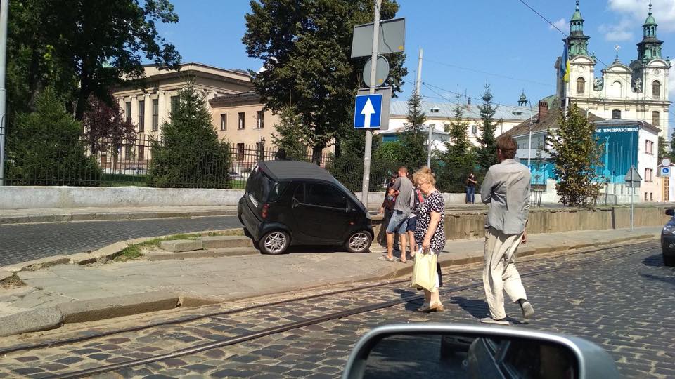 В Галицком районе Львова минивэн въехал на тротуар