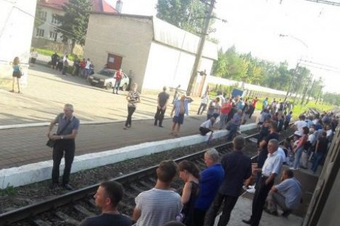 На железнодоржоной станции во Львове пассажиры перекрыли путь