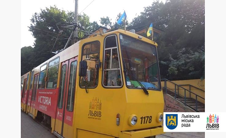 Львівські трамваї та тролейбуси виїхали на маршрути з прапорцями