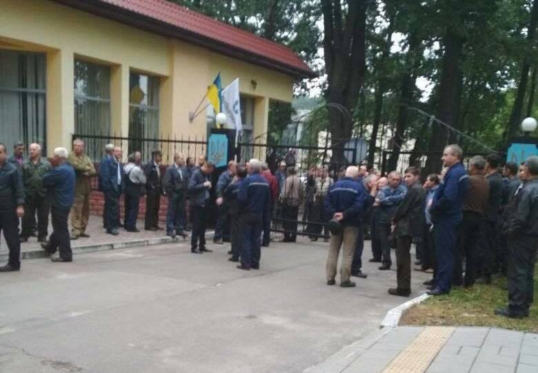 Работники Львовского бронетанкового завода вышли на акцию протеста