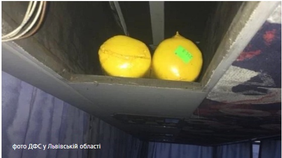 На Львівщині в туристичному автобусі митники знайшли 400 кг сиру